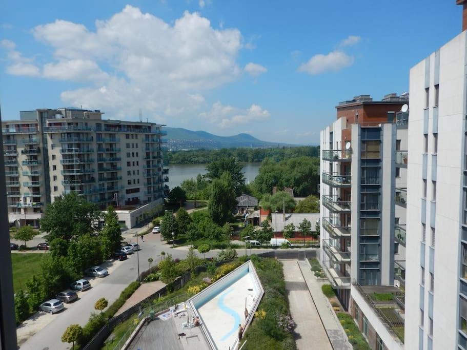 Imadnivalo Medences Hotellakas Szaunaval. Budapest Luaran gambar